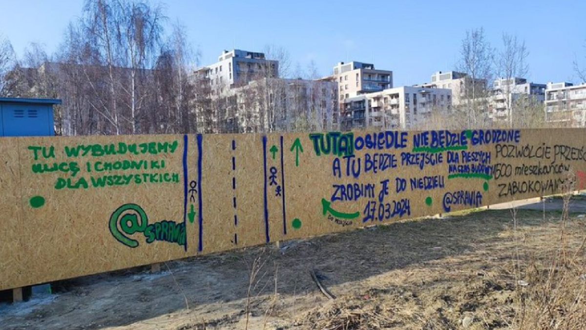 Nowe napisy na płocie. 