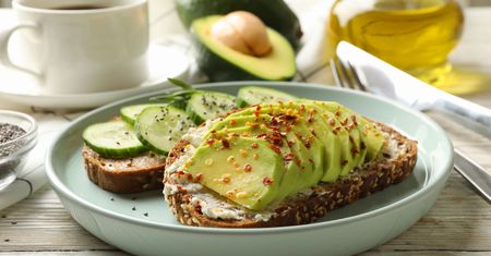 Tost z awokado i suszonymi pomidorami z rukolą i chili