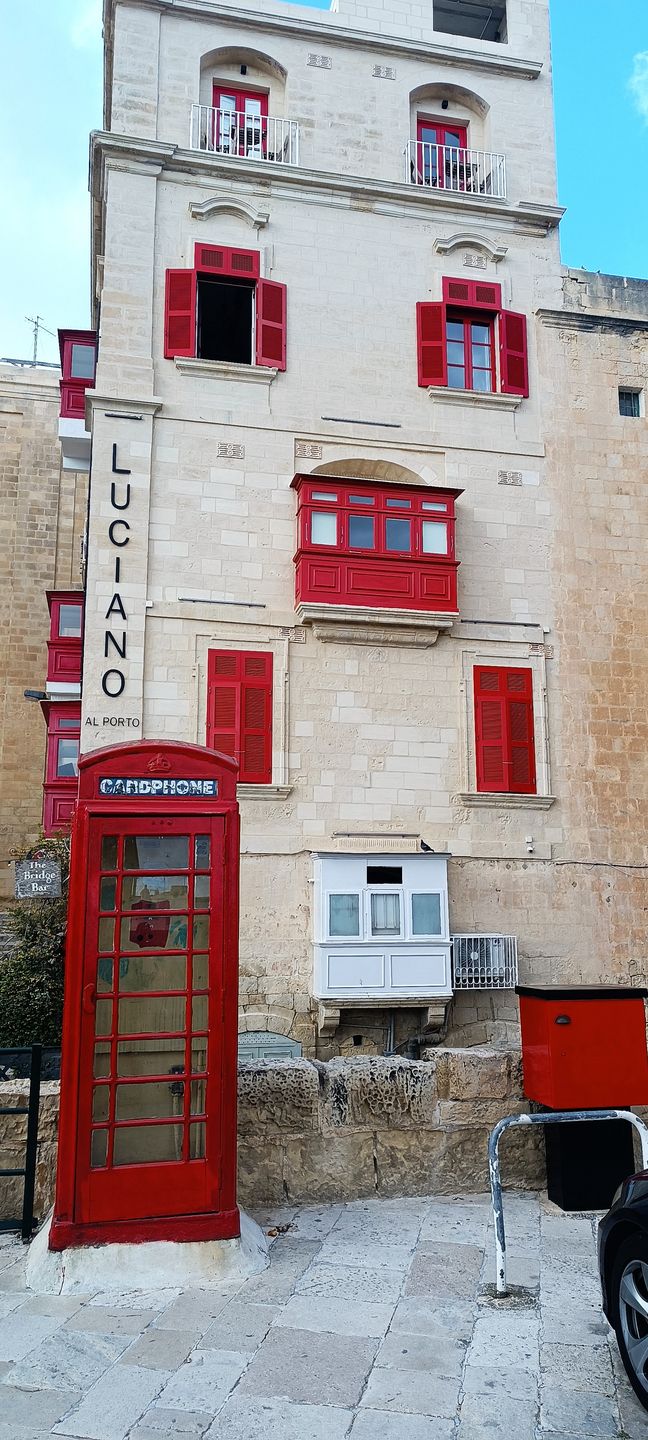 Czerwona budka telefoniczna w Valetcie