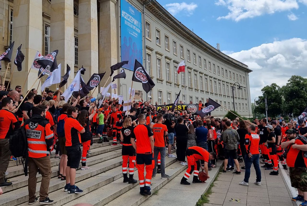 Wrocław. Protest ratowników medycznych. "Jeszcze niedawno nazywali nas bohaterami"