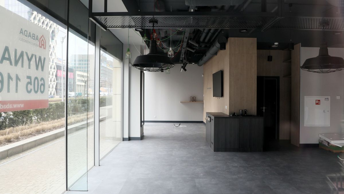 Na zdjęciu pusty lokal do wynajęcia