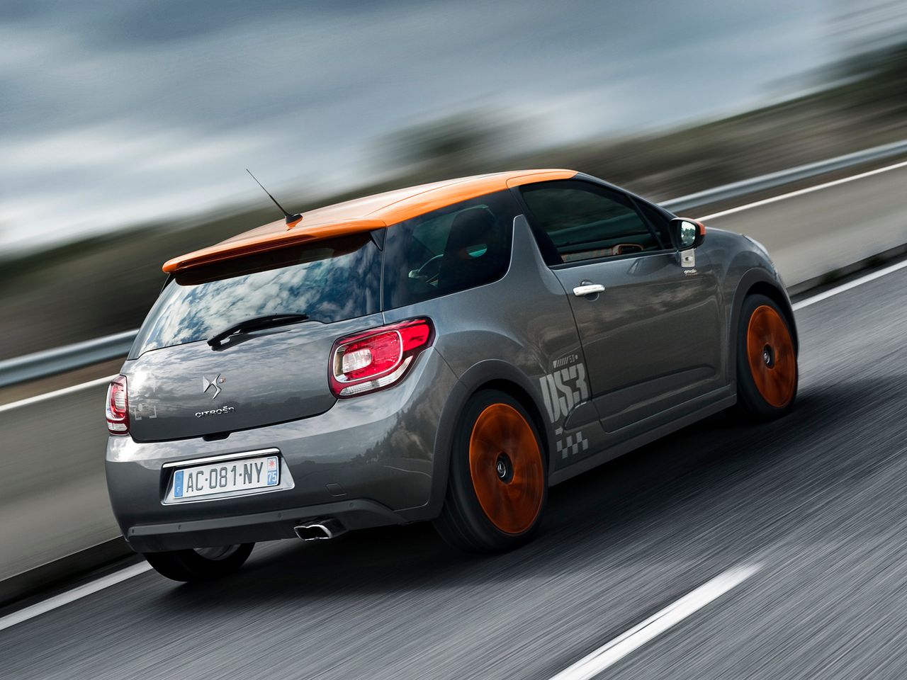 Na zdjęciach seryjny Citroën DS3 Racing