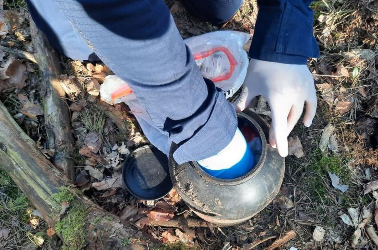 To schował pod runem leśnym. Policjanci zdębieli