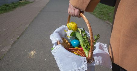 Co wierni wkładają do koszyczków? Ksiądz podał skrajny przypadek