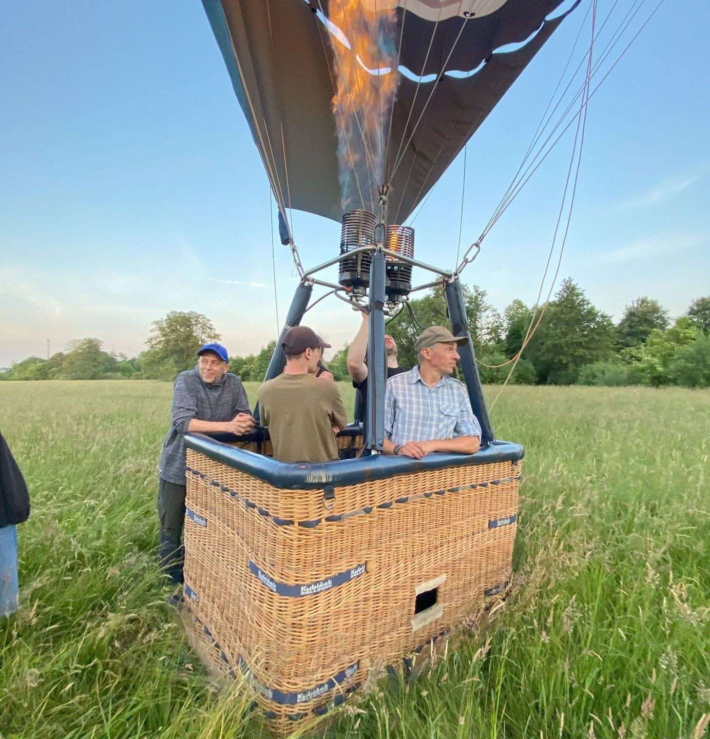 Lot balonem nad Górami Świętokrzyskimi daje niesamowite przeżycia. Pilot Filip Orłowski organizuje powietrzne rejsy w naszym regionie.