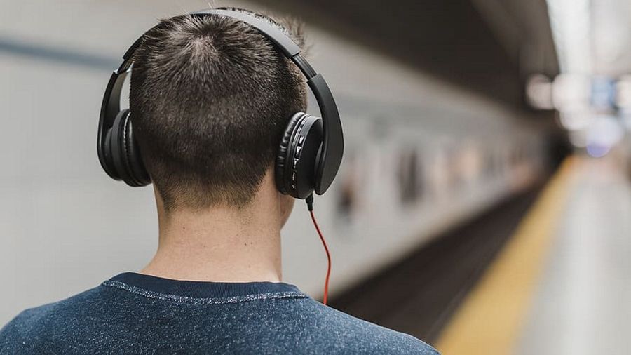 Słuchanie głośnej muzyki może mieć poważne potencjalne konsekwencje