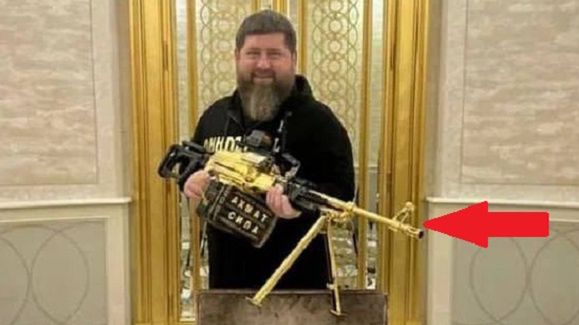 Ramzan Kadyrow prezentuje swoją kolekcję broni.