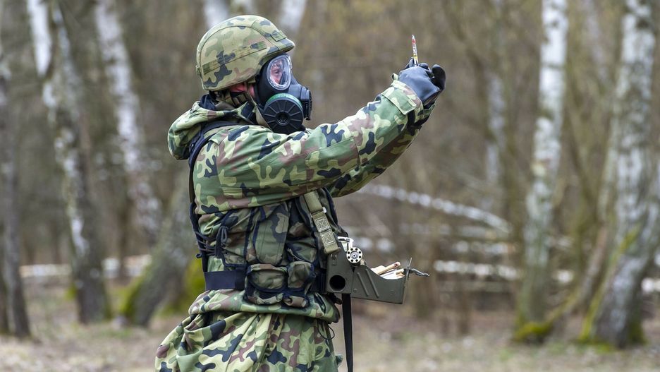 Żołnierz w masce przeciwgazowej/zdjęcie ilustracyjne