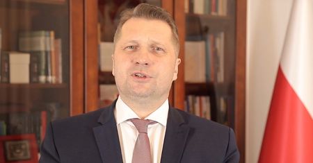 Burza wokół telefonu zaufania. Czarnek zabrał głos