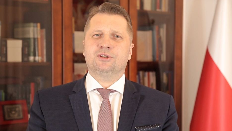 Burza wokół telefonu zaufania dla dzieci i młodzieży. Minister Czarnek komentuje