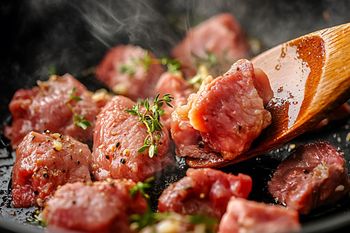 Najlepszy moment na solenie mięsa. Doskonale mięknie i zachowuje soczystość