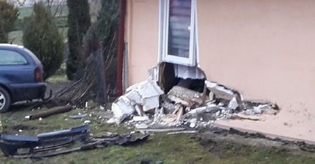 Samochód wjechał w dom. Przebił ścianę, za którą spali ludzie