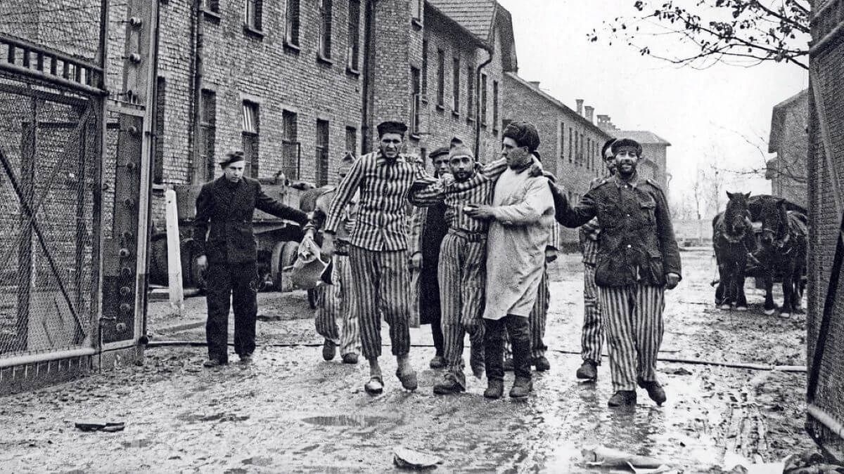 Oswobodzeni więźniowie z Auschwitz. Fot. domena publiczna