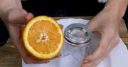Mama bierze połówkę pomarańczy, szklankę i głęboki talerz. Jej sztuczka to hit
