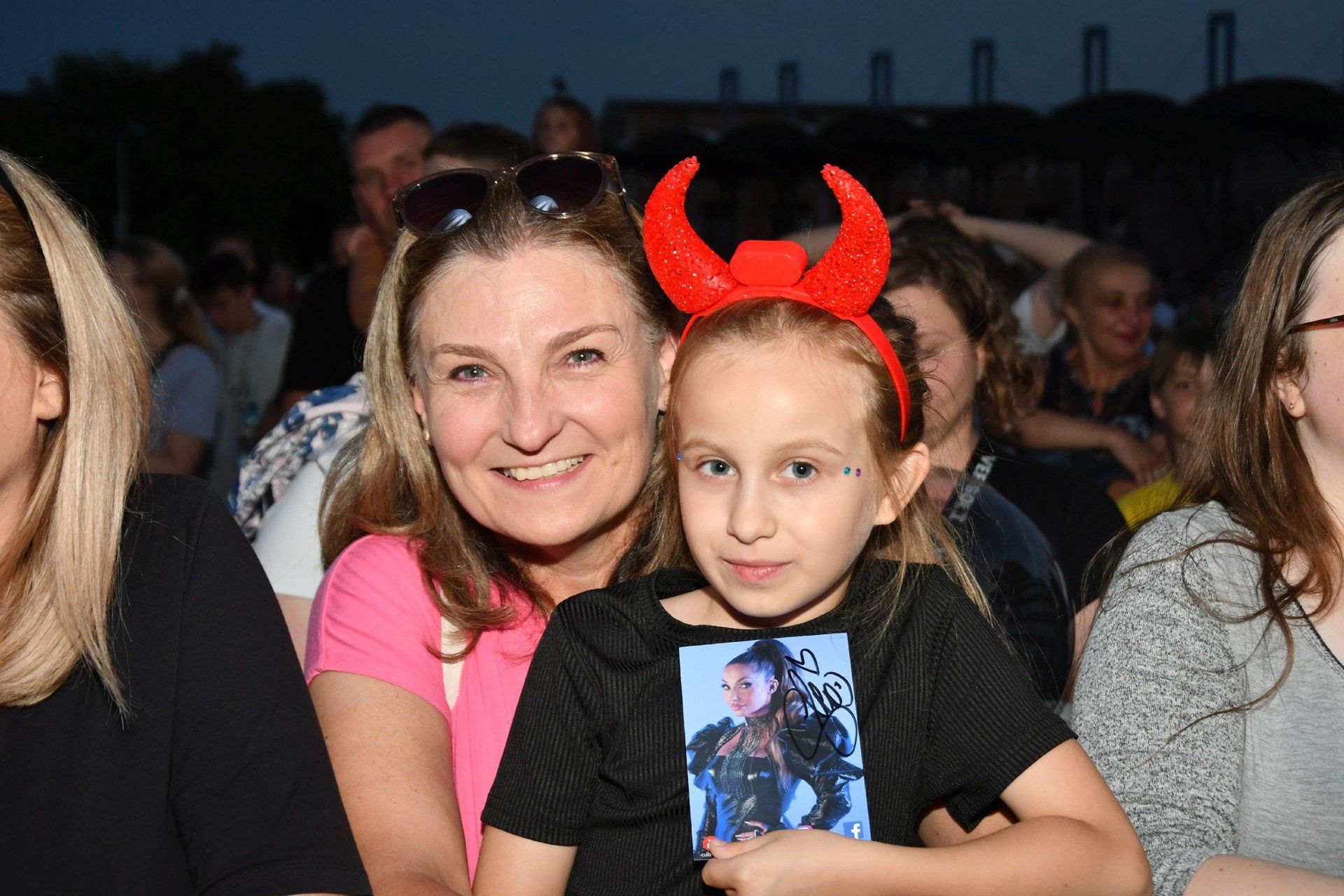 Dni Ponidzia 2025. Finałem imprezy był koncert Cleo. Na zdjęciu publiczność pred występem gwiazdy wieczoru.  