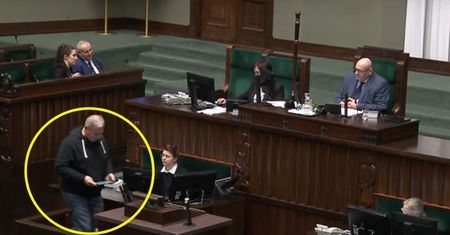 Tak poseł PiS przyszedł do Sejmu. "Nie zdążył się przebrać"