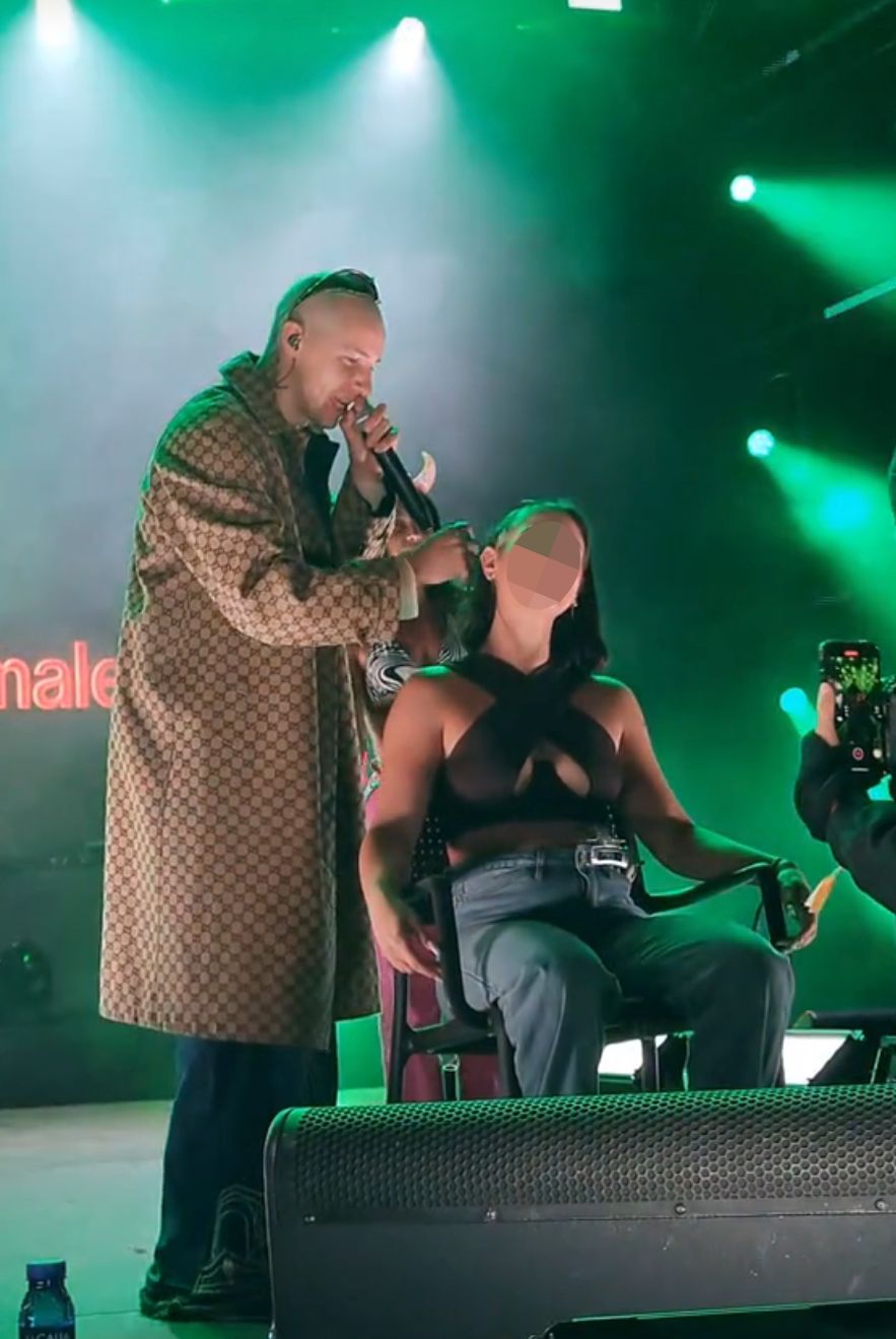 Żabson ogolił fanki na scenie