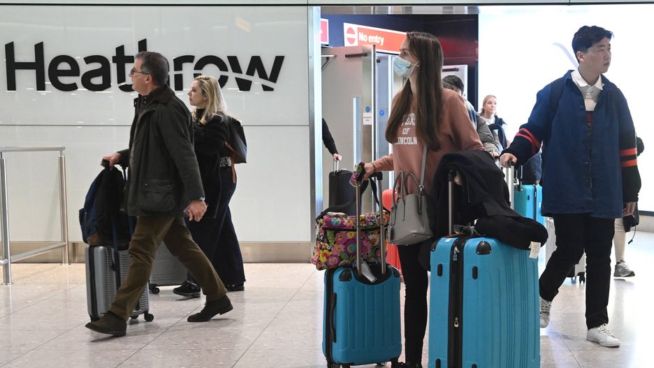 UK introduce Covid-19 restrictions on arrivals from China
epa10390387 Travellers arrive at Heathrow Airport in London, Britain, 05 December 2023. From 05 January 2023, people traveling from China to the UK will need to show a negative Covid-19 test taken no more than two days prior to departure.  EPA/Neil Hall 
Dostawca: PAP/EPA.
Neil Hall