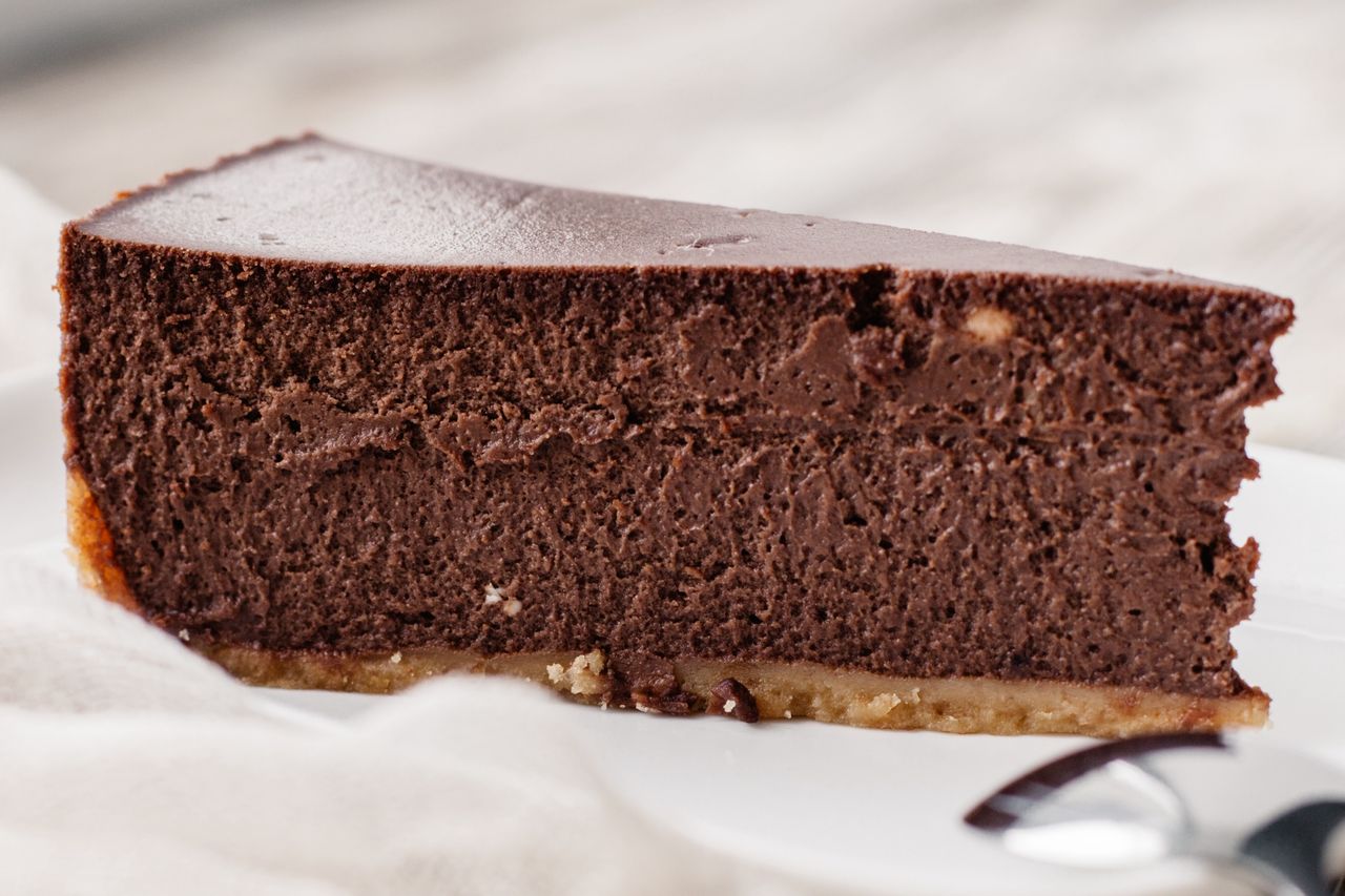 Czekoladowy sernik z trzech składników. Tak szybki, że możesz go zrobić nawet rano w Wigilię