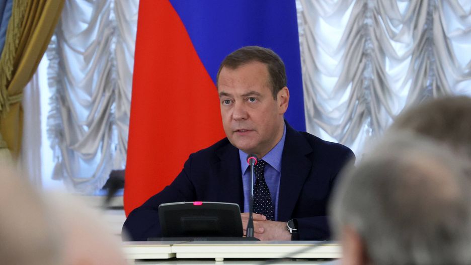 Absurdy z Kremla. Miedwiediew próbuje grozić. "Mdły proces"