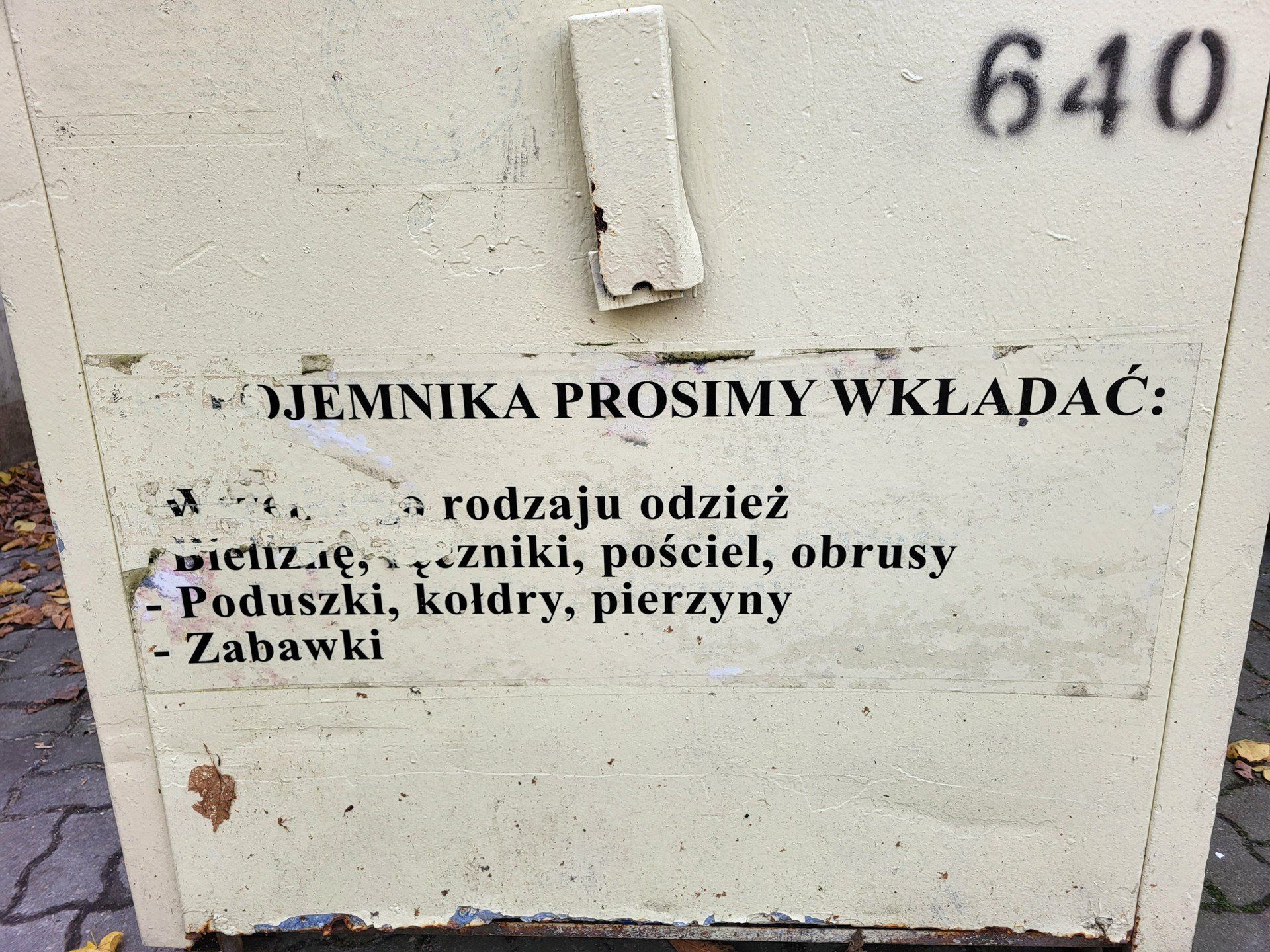 Pojemniki na odzież używaną cieszą się wśród mieszkańców popularnością. Wokół nich często jednak panuje nieporządek, a w środku ląduje odzież, która nie nadaje się do ponownego użytku.