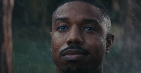 Michael B. Jordan został "Alexą". Pozuje w wannie i bez koszulki