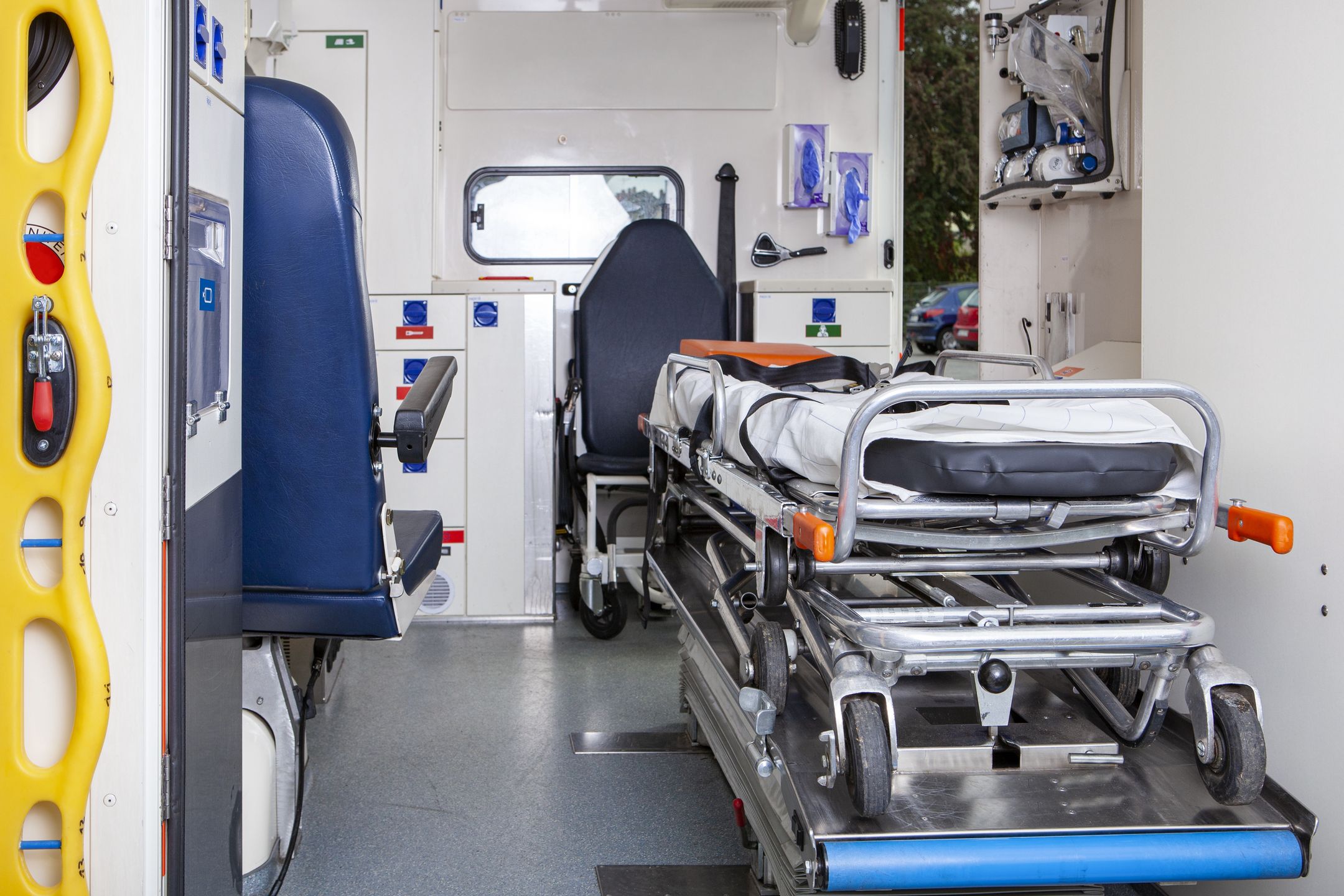 Interior view of a modern ambulance
Interior view of a modern ambulance
ollo