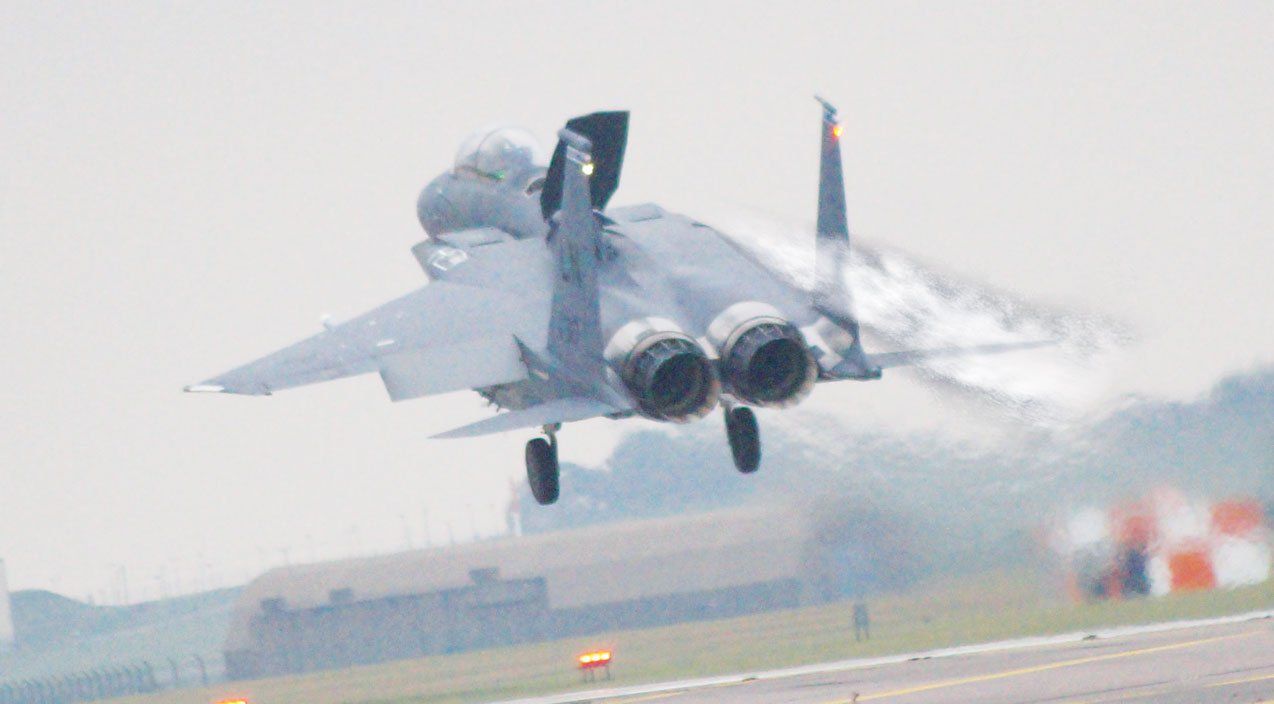 F-15 zderzył się w powietrzu z innym samolotem. Pilot wylądował tylko z jednym skrzydłem 1