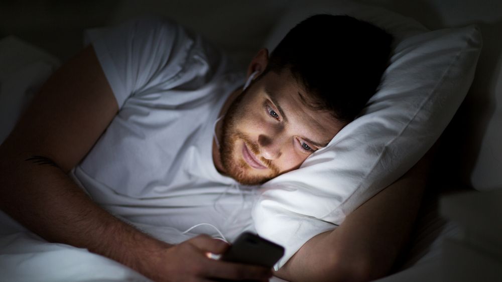 Myślisz, że tryb nocny ekranu pomaga zasnąć? Badania sugerują coś innego 1