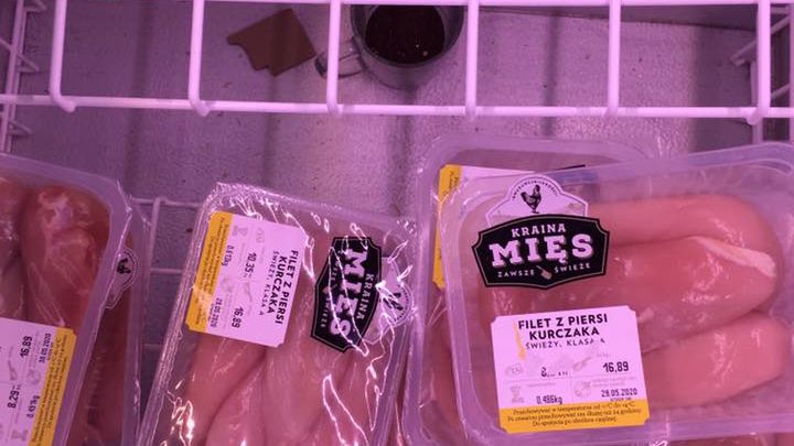 Czytelniczka zauważyła obok mięsa kubki ze zmieloną kawą