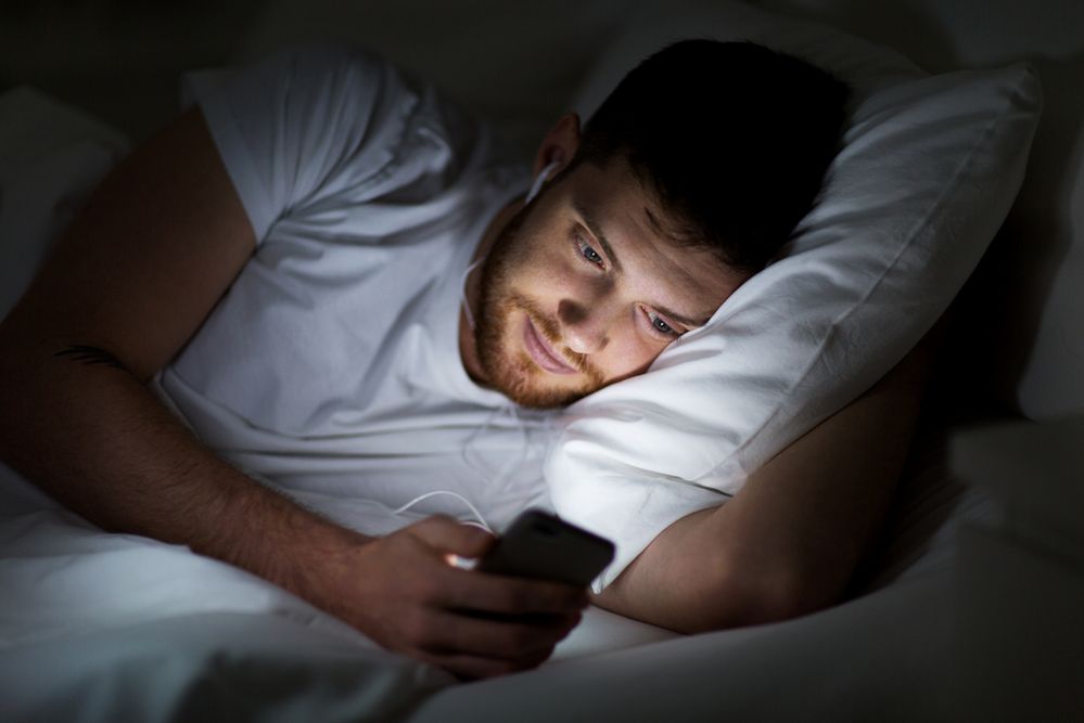 Myślisz, że tryb nocny ekranu pomaga zasnąć? Badania sugerują coś innego