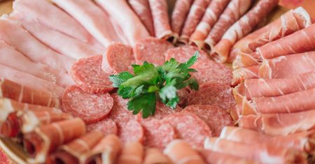 Polacy nadal mają je w lodówkach. A to najgorsze wędliny