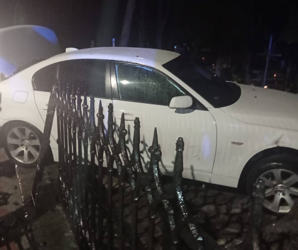 Białe BMW wpadło na cmentarz