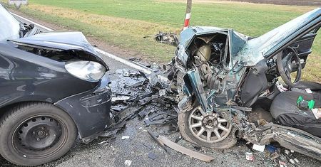 Czołowe zderzenie w Bielanach na DW812. Cztery osoby trafiły do szpitala