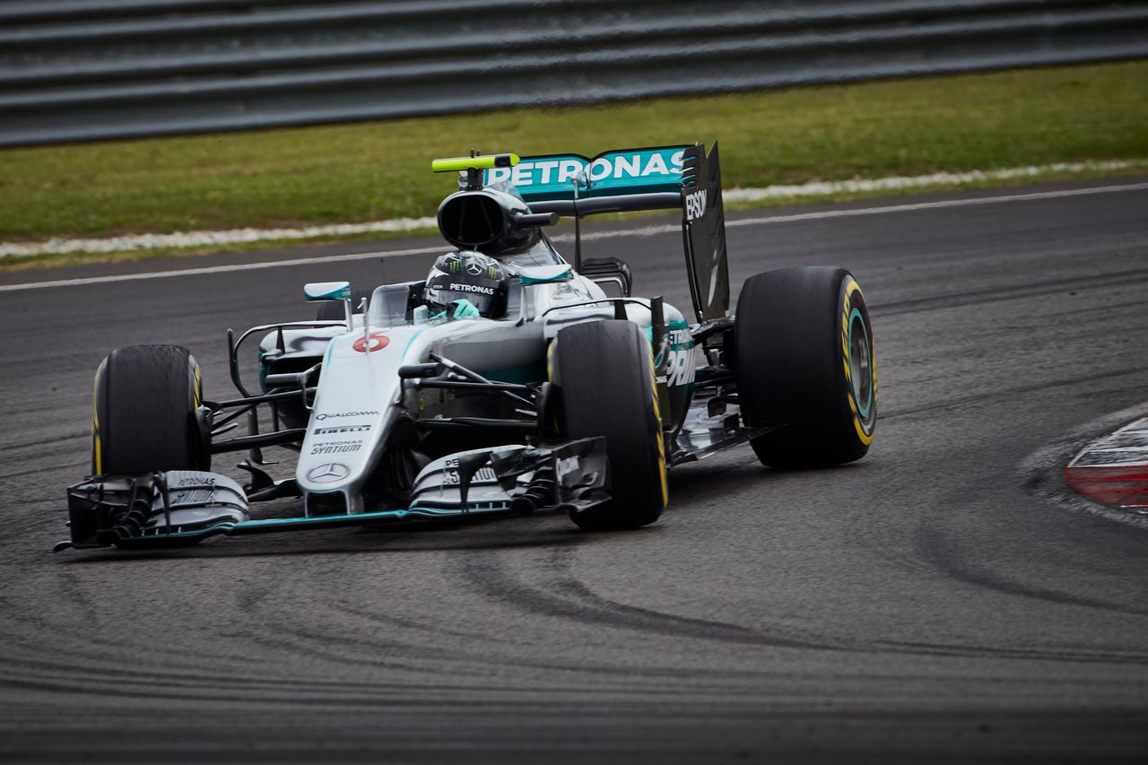 Nico Rosberg wykonał kawał dobrej roboty awansując po kolizji z Vettelem z 21. na 3. miejsce. Trochę pomogły inne okoliczności.