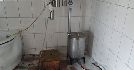 Młoda kobieta przyłapana na produkcji bimbru. „To na własny użytek”