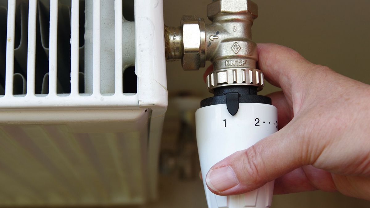 Stock MaBaPHOTO: ZOFIA I MAREK BAZAK / EAST NEWS   N/z sezon grzewczy, kaloryfer, regulacyjne pokretlo do grzejnika pozwalajace na zwiekszenie lub zmiejszenie przepywu cieplaZOFIA BAZAK