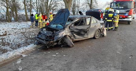 Wypadek w Kamionkach. Przód auta przestał istnieć