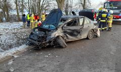 Wypadek w Kamionkach. Przód auta przestał istnieć