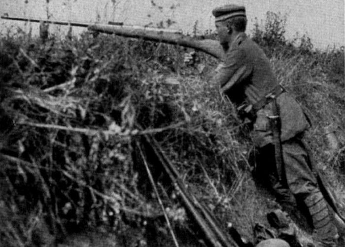 Niemiecki żołnierz z karabinem Mauser 1918 T-Gewehr