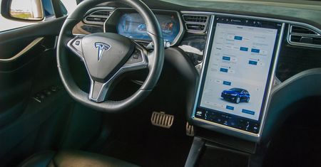 Tesla naraziła dane klientów. Niezabezpieczone komputery pokładowe trafiły na śmietnik