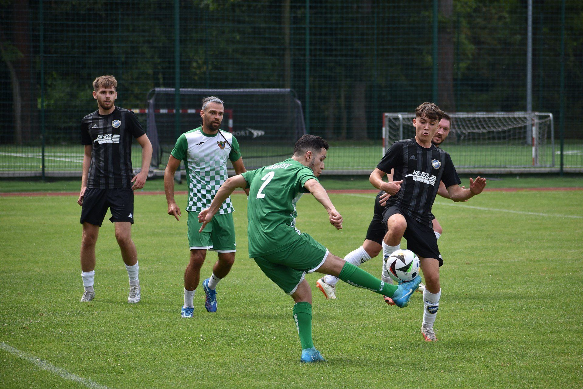 W meczu kontrolnym Proszowianka (czarne stroje) zremisowała z Wiarusami Igołomia 1:1.