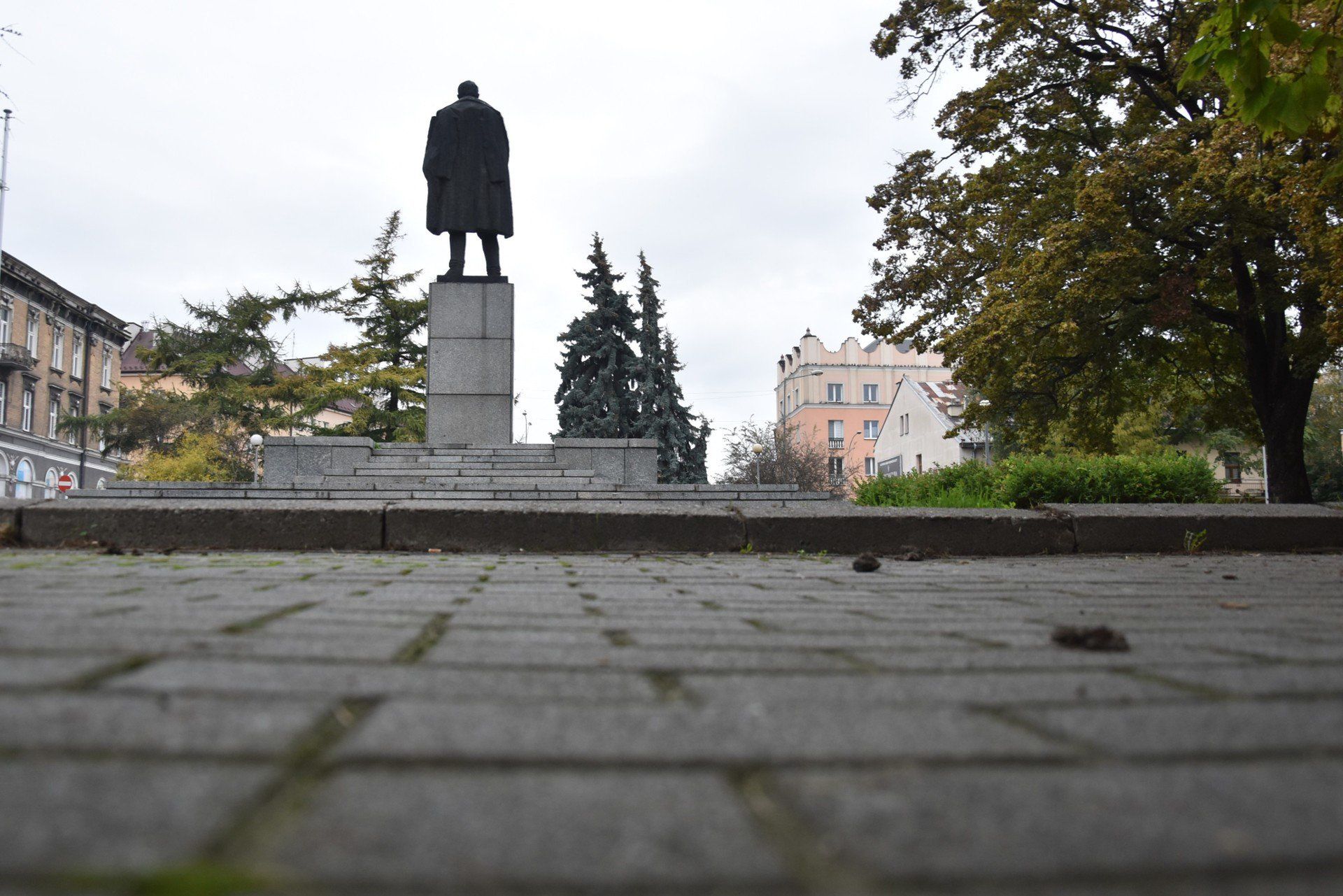 Plac Drzewny w Tarnowie z pomnikiem Wincentego Witosa to miejsce, którego wygląd nie jest w tym momencie powodem do chluby dla miasta