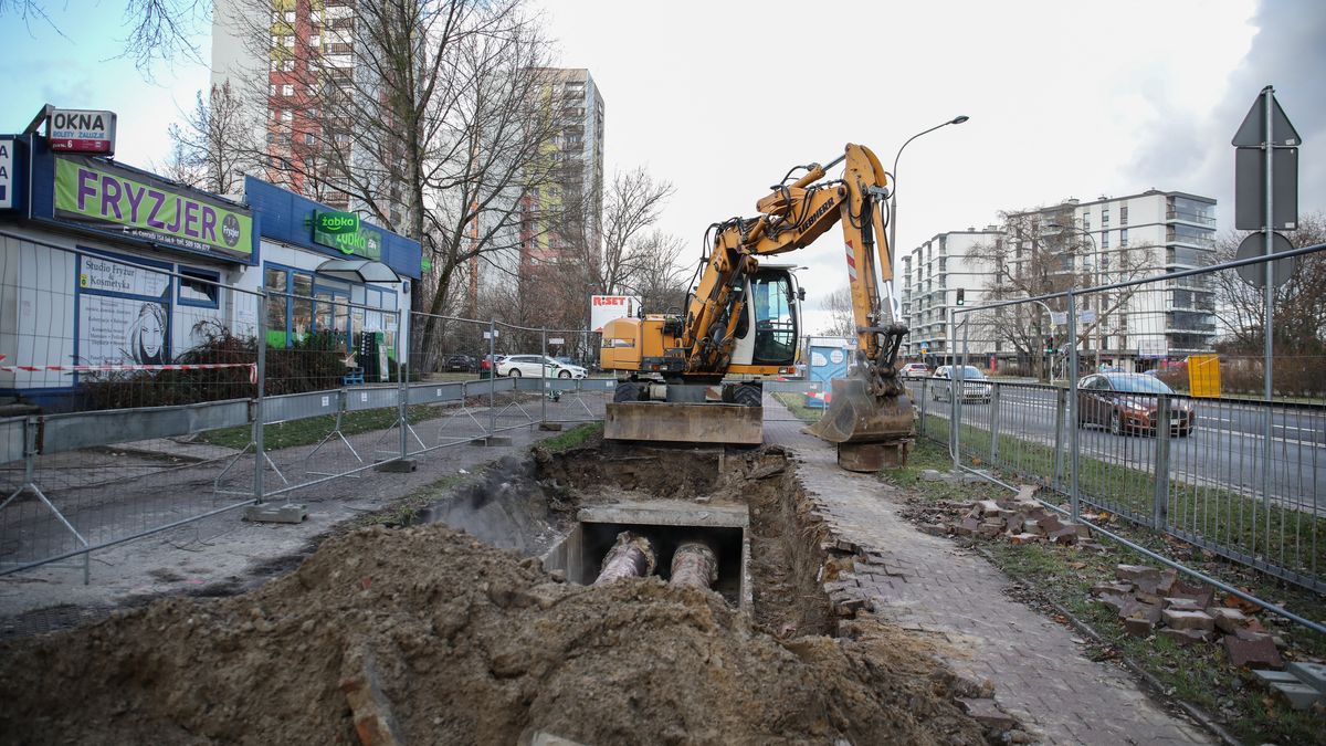 awaria magistrali na Chomicz�wce
Warszawa, 24.11.2023. Awaria magistrali na Chomicz�wce w Warszawie, 24 bm. Ponad 100 budynk�w zosta�o bez ogrzewania i ciep�ej wody po awarii rury magistralnej przy ul. Conrada 15a. Trwaj� prace, by przywr�ci� ciep�o. (jm) PAP/Albert Zawada ***Zdj�cie do depeszy PAP pt. Warszawa/ Awaria magistrali na Chomicz�wce, ponad 100 budynk�w bez ogrzewania i ciep�ej wody***
Albert Zawada
awaria, chomicz�wka, magistrala, magistralii, naprawa, rura