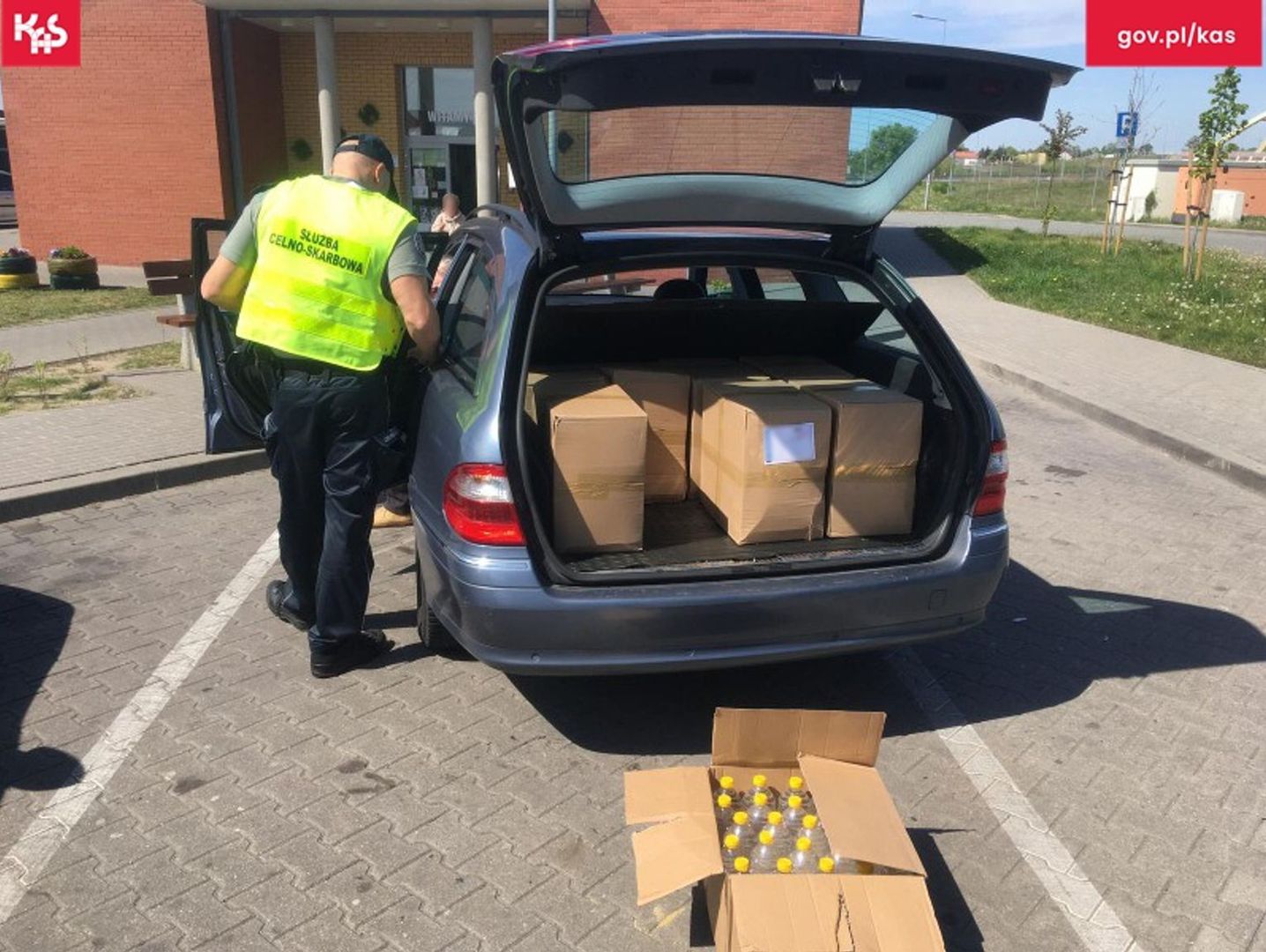 Zaskakujący finał kontroli na autostradzie A1. Starszy pan przewoził 260 litrów lewego alkoholu