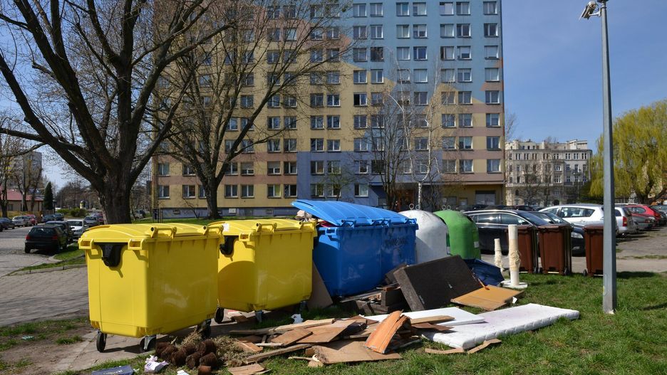 Centrum Wrocławia. W kwietniu ubiegłego roku najwyraźniej zapomniano o odebraniu śmieci z pojemników