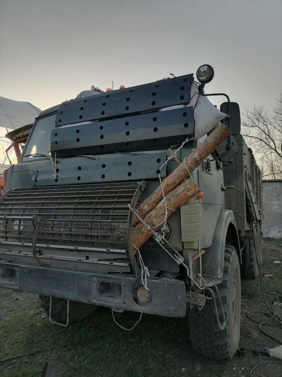 Polowo wzmocniona przez Rosjan ciężarówka Kamaz.