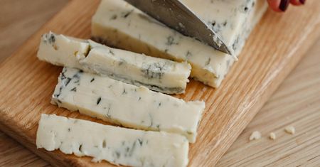 Gorgonzola wycofana ze sprzedaży w popularnym supermarkecie. W serze wykryto groźne bakterie