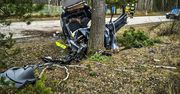 Zalesie: BMW roztrzaskało się na drzewie. 22-latek trafił do szpitala