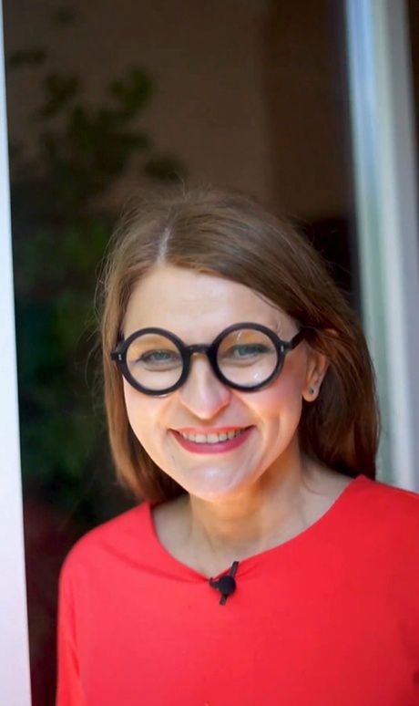 Irena Kamińska-Radomska demonstruje, jak jeść czereśnie